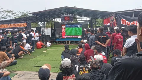 Ratusan Jakmania Padurenan Tumpah Ruah! Polisi Kawal Ketat Nobar Persija vs Persib, Laga Panas Berakhir Aman