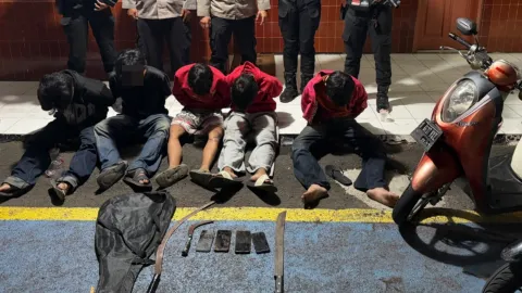 Breaking Brimob Polda Metro Jaya Amankan Lima Pelajar, Golok dan Celurit Disita di Tangsel