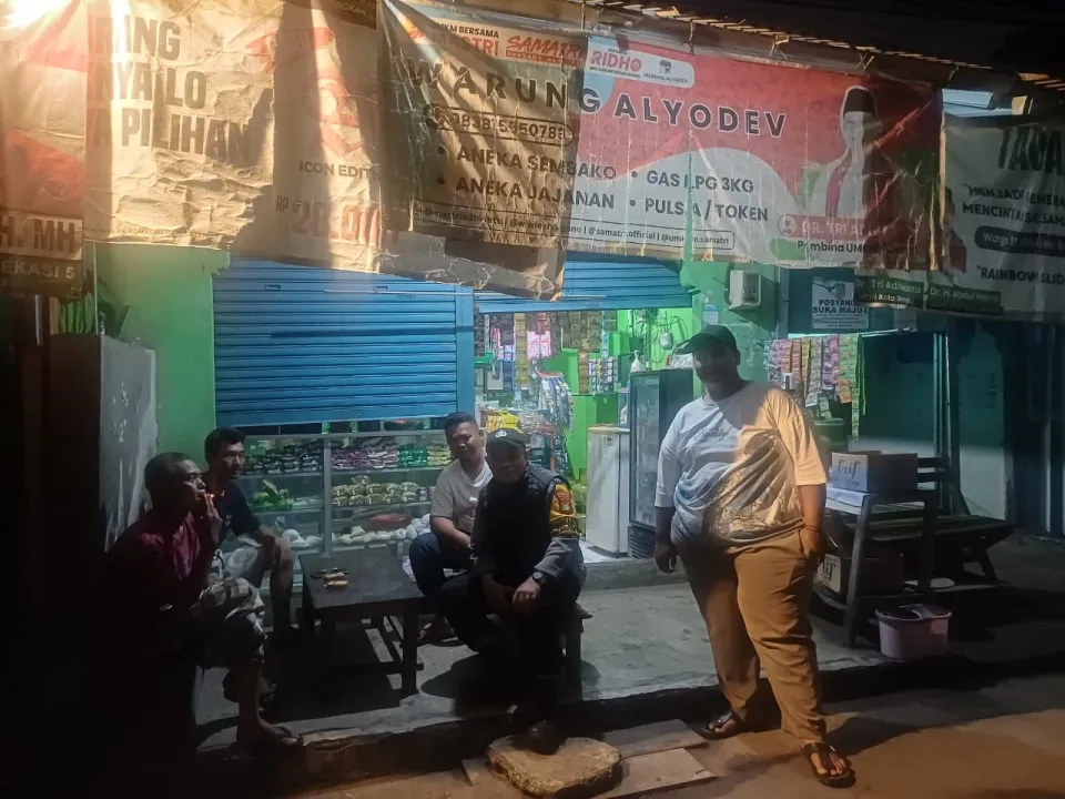Bhabinkamtibmas Kranji Polsek Bekasi Barat Giatkan Patroli Sat. Kamling