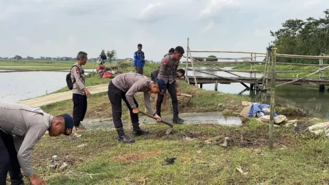 Brimob Polda Metro Jaya Bangun Jembatan Presisi di Pebayuran Bekasi