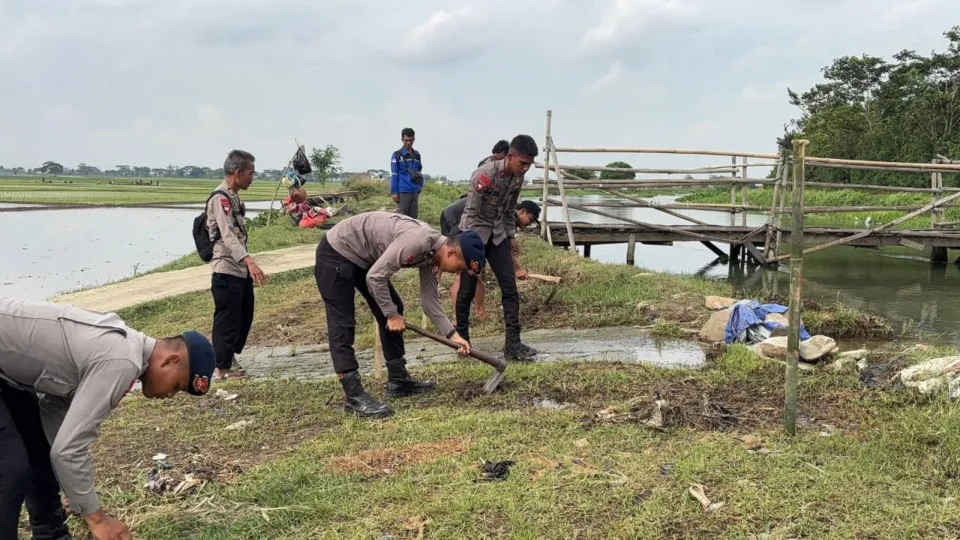 Brimob Polda Metro Jaya Bangun Jembatan Presisi di Pebayuran Bekasi