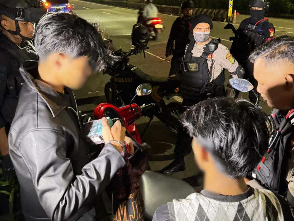 Breaking News: Patroli Brimob Bubarkan Pesta Miras di Jaktim, Remaja Tanpa Helm Diamankan Polisi