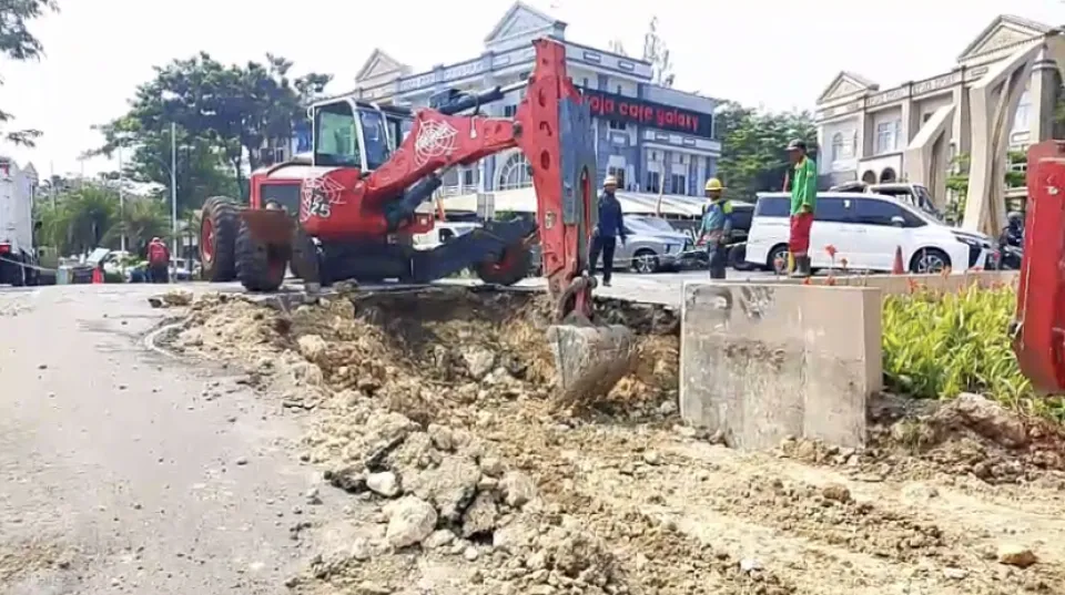 Tanggul Grand Galaxy Akhirnya Dibongkar Paksa! Pemkot Bekasi Sebut Berbahaya, Warga: Jalan Kini Lebih Aman 