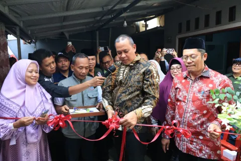 Wali Kota Bekasi Resmikan Rumah Baru untuk Dua Warga Pondok Gede, Program Rutilahu Bangun Harapan Keluarga