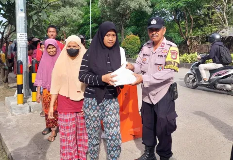 Polsek Bekasi Utara Gandeng Kampus Ubhara Bagikan 300 Nasi Box untuk Driver Ojol