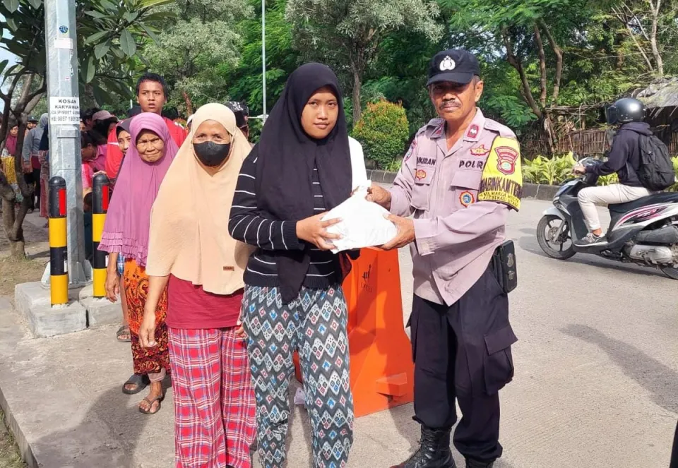 Polsek Bekasi Utara Gandeng Kampus Ubhara Bagikan 300 Nasi Box untuk Driver Ojol