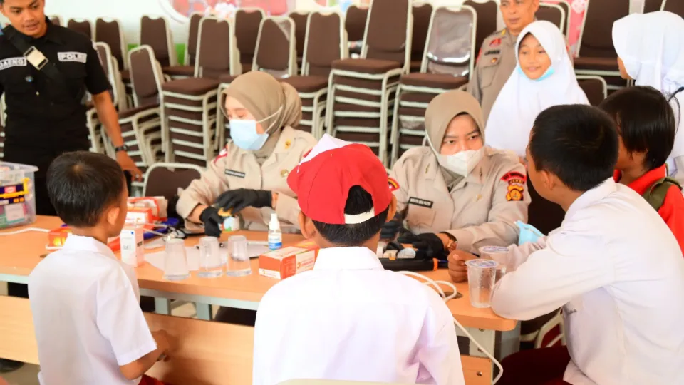 Kabut Asap Selimuti Jambi, Brimob Turun ke Sekolah: Bagikan Masker hingga Periksa Kesehatan Pelajar