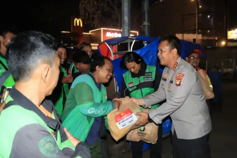 Kapolres Metro Bekasi Kota Berbagi dengan Ojol dan Warga di Stasiun Bekasi Melalui Jaga Jakarta On The Spot