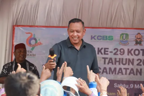Tri Adhianto Senam Bareng Warga, UMKM Ramaikan Akhir Pekan di Bekasi Selatan