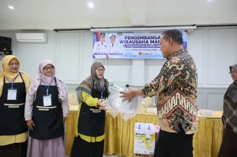 Tri Adhianto Salurkan Peralatan Usaha untuk UMKM Rawalumbu, Dorong Pelaku Usaha Makin Mandiri Hari Ini