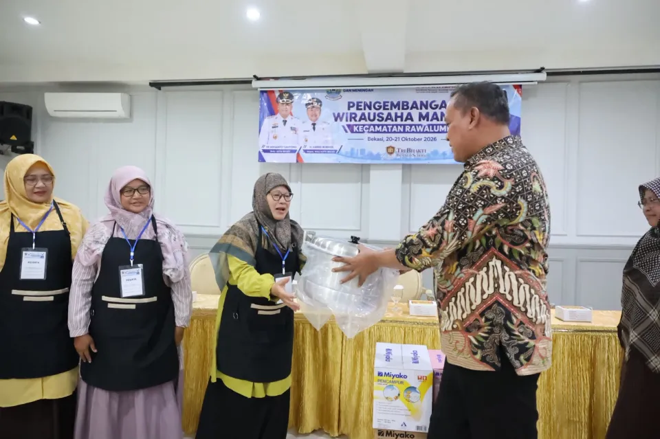 Tri Adhianto Salurkan Peralatan Usaha untuk UMKM Rawalumbu, Dorong Pelaku Usaha Makin Mandiri Hari Ini