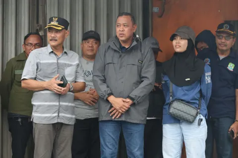 Tri Adhianto Sidak Jalan Caringin Mustikasari, Truk Besar Bakal Ditertibkan dan Perbaikan Total Dipercepat
