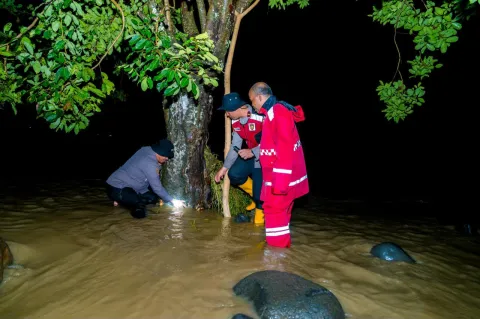 Banjir Rendam Sejumlah Wilayah Padang, Polri Kerahkan 500 Personel dan Dirikan Posko Kesehatan