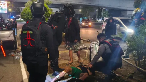 Brimob Metro Jaya Sigap Evakuasi Korban Kecelakaan di Jakarta Utara
