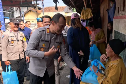 Kapolres Metro Bekasi Kota Salurkan 140 Paket Sembako Bantuan Kapolda Metro Jaya Pemulung di Bantargebang