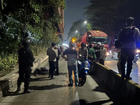 Brimob Metro Jaya Evakuasi Korban Kecelakaan di Jalur TransJakarta Yos Sudarso