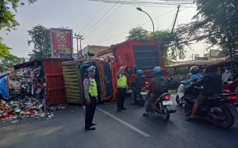 3 Fakta Truk Sampah Terbalik di Bantargebang Bekasi Hari Ini, Kronologi Lengkap dan Penyebab Terungkap