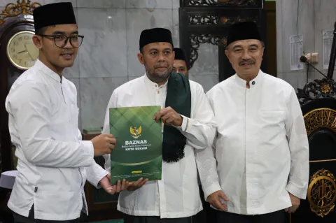 Tarawih Keliling Bekasi: Wawali Harris Bobihoe Serukan Makmurkan Masjid dan Selamatkan Generasi Muda