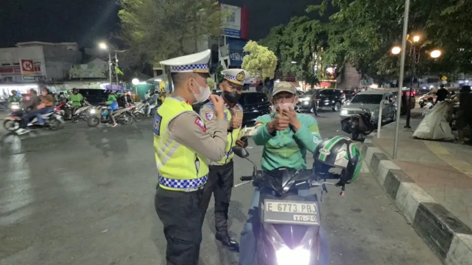 Antisipasi Abu Vulkanik Anak Krakatau, Polres Metro Bekasi Kota Bagikan Masker