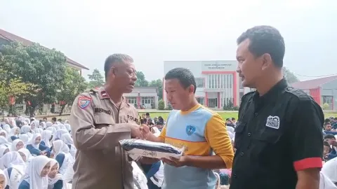 Update Terbaru Bekasi Hari Ini: Bhabinkamtibmas Padurenan Bantu Siswa SMKN 15 dengan Seragam Olahraga