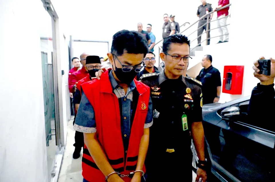 Kejati Jabar Tahan 2 Tersangka Korupsi Tunjangan DPRD Indramayu, Kerugian Negara Rp18,79 Miliar