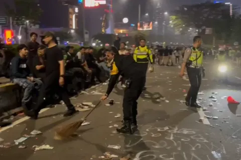 Terbaru Usai Kawal Demo Mahasiswa, Wakapolda Metro Jaya Turun Pungut Sampah di Thamrin