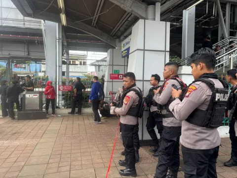 Stasiun Bekasi Timur Dijaga Ketat, Polisi Imbau Warga Jauhi Lokasi Evakuasi Kereta