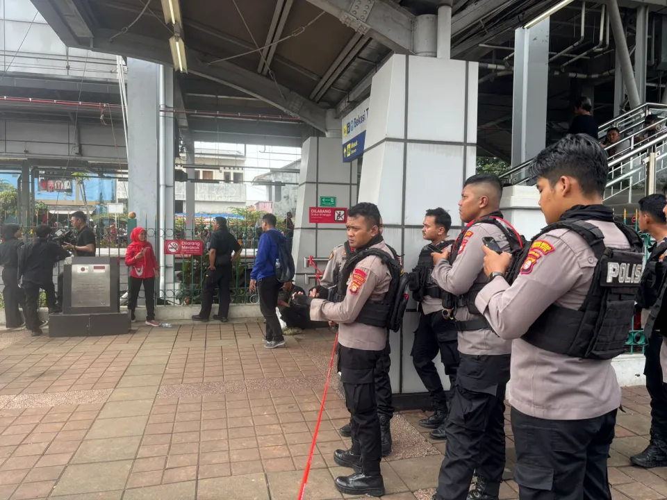 Stasiun Bekasi Timur Dijaga Ketat, Polisi Imbau Warga Jauhi Lokasi Evakuasi Kereta