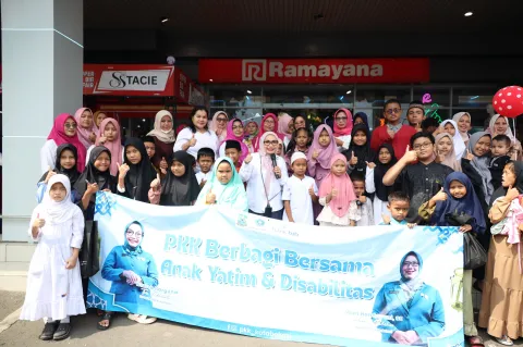 Haru! Anak Yatim dan Disabilitas di Bekasi Dapat Hadiah Belanja Baju Lebaran