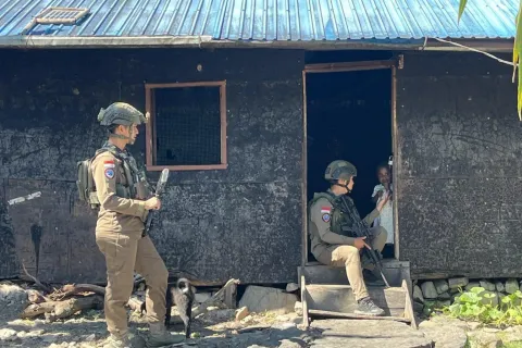 Terbaru Patroli Jalan Kaki Satgas Ops Damai Cartenz-2026 Buka Ruang Dialog dengan Warga di Puncak Jaya
