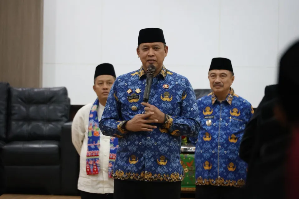 Terbaru Hari Ini: Wali Kota Bekasi Gowes Hadiri Penyerahan SK Kepsek, Fakta Baru Dibongkar—WFH hingga Efisiensi Energi Jadi Sorotan!