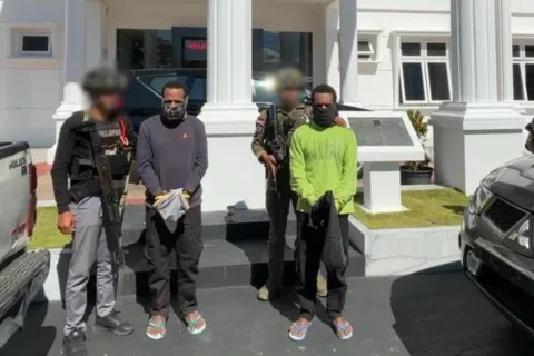 Satgas Operasi Damai Cartenz Limpahkan Dua Tersangka Kasus Pembunuhan dan Penembakan ke Kejaksaan