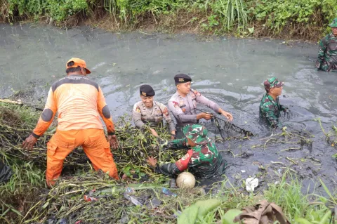 TNI-Polri dan Warga Gelar Kerja Bakti Serentak di 17 Kecamatan Kabupaten Bekasi