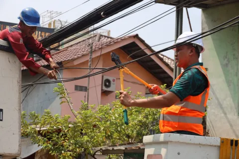 Tri Adhianto Potong Kabel Semrawut Sepanjang 3 Km di Bekasi, Jalan Pangeran Jayakarta Ditata Ulang