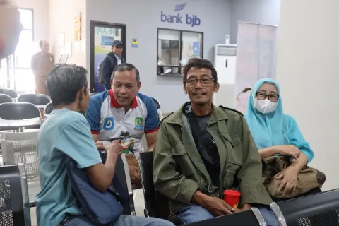 Aduan di Media Sosial, Tri Adhianto Sidak Disdukcapil Bekasi Pastikan Pelayanan Optimal