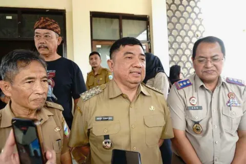 Bupati Garut Serahkan Sertifikat Tanah Alun-Alun Limbangan, Perkuat Kepastian Hukum Aset Daerah