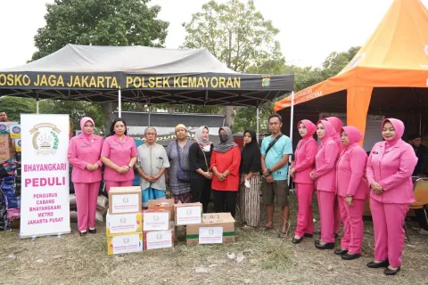 Terbaru Bhayangkari Metro Jakpus Salurkan Bantuan dan Trauma Healing untuk Korban Kebakaran Pasar Jiung