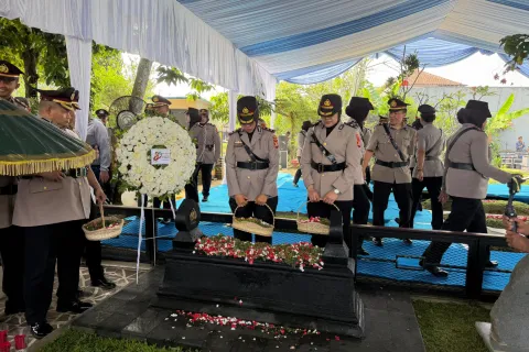 Terbaru Polwan Polda Metro Jaya Ziarah dan Tabur Bunga di TPBU Giri Tama, Kenang Jasa Para Pendahulu