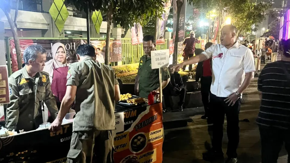 Terbaru Tri Adhianto Tertibkan PKL di Plaza Patriot Chandrabhaga, Minta Pedagang Berjualan Sesuai Zona