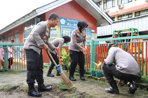 Program Bang Jasri, Polres Metro Bekasi Kota Kerja Bakti Bersihkan Masjid Jami Al-Hidayah