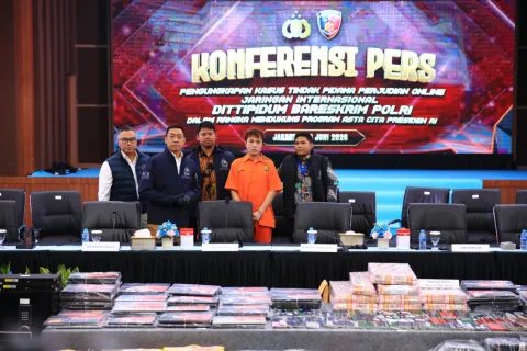 Polri Tangkap Buronan Interpol Beijing, Tegaskan Komitmen Berantas Kejahatan Transnasional