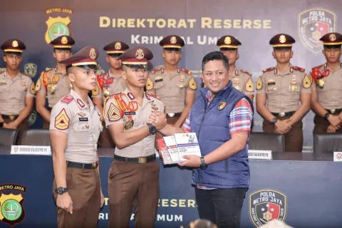 Wadir Reskrimum Polda Metro Jaya Bekali 17 Taruna Akpol Buku Hukum Terbaru, Perkuat Profesionalisme Calon Perwira
