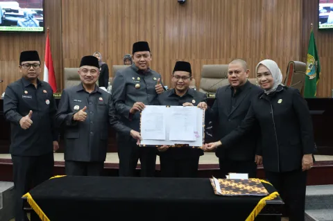 DPRD dan Pemkot Bekasi Tandatangani Persetujuan APBD 2027, Harris Bobihoe Tekankan Sinergi