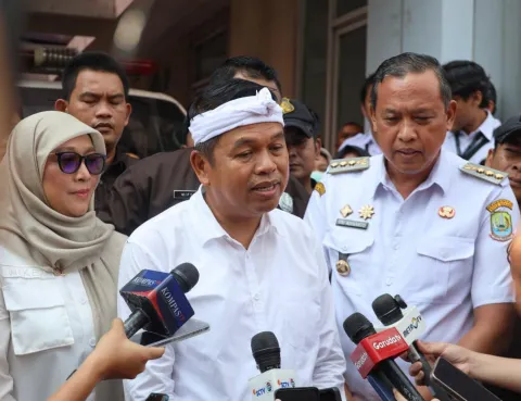 Dedi Mulyadi dan Tri Jenguk Korban KRL Bekasi, Pastikan BPJS dan Penanganan Maksimal