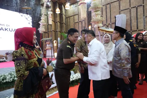 Pemkot Bekasi Perkuat Hubungan dengan Kejaksaan, Harris Bobihoe Hadiri Pisah Sambut Kajati Jabar