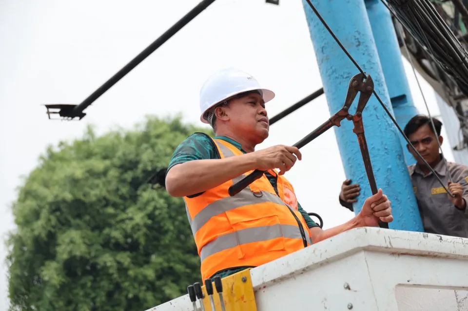 Wali Kota Bekasi Tertibkan Kabel Udara di Pondok Gede, Dorong Jaringan Utilitas Masuk Ducting