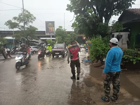 Pasar Pagi Bintara Bekasi Dijaga Ketat Polisi! Arus Lalin Lancar, Aktivitas Warga Aman Sejak Subuh