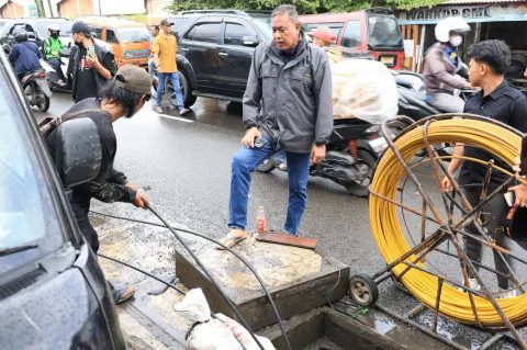 Wali Kota Bekasi Hentikan Proyek Galian Kabel Optik Ilegal, Tri Adhianto Turun Langsung ke Lokasi