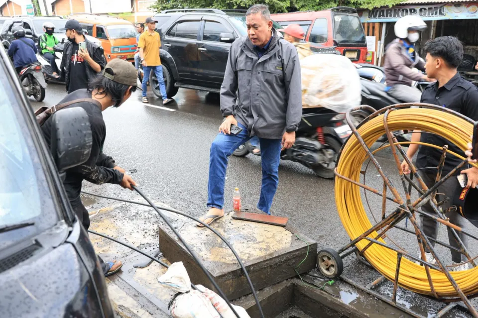 Wali Kota Bekasi Hentikan Proyek Galian Kabel Optik Ilegal, Tri Adhianto Turun Langsung ke Lokasi
