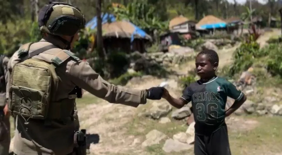 Satgas Damai Cartenz Gelar Patroli Humanis di Sinak, Bagikan Makanan dan Jaga Kamtibmas Papua